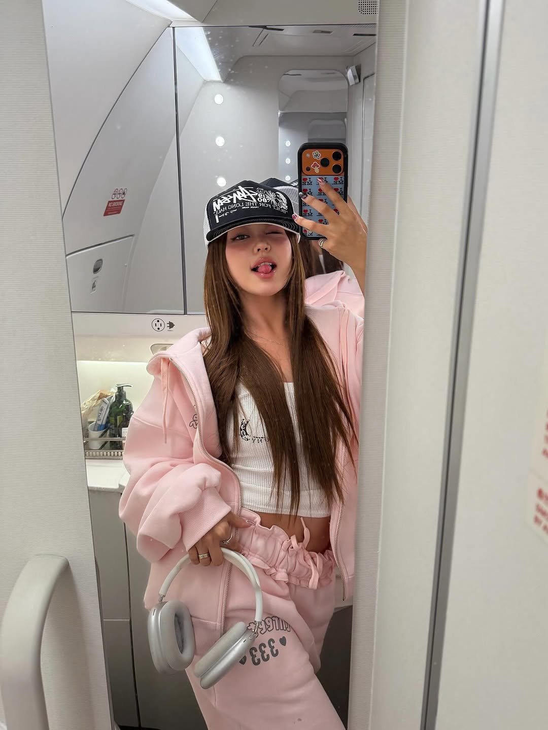 Photo by 령령 𝐑𝐲𝐞𝐨𝐧𝐠𝐫𝐲𝐞𝐨𝐧𝐠 ♡⁼³₌₃ on October 24, 2025. May be an image of bath robe, airplane, sweatsuit and text.