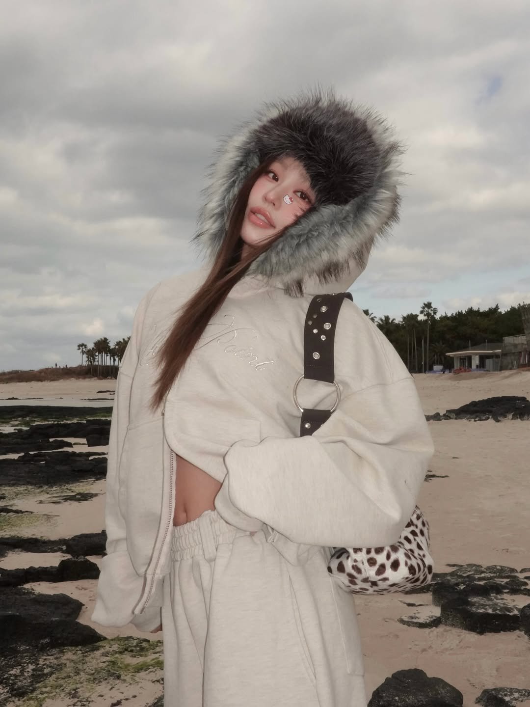 Photo shared by 령령 𝐑𝐲𝐞𝐨𝐧𝐠𝐫𝐲𝐞𝐨𝐧𝐠 ♡⁼³₌₃ on January 17, 2026 tagging @hieta_official. May be an image of sable coat, goosedown coat, duffle coat, shawl, headdress, parka, cloak, outdoors and text.