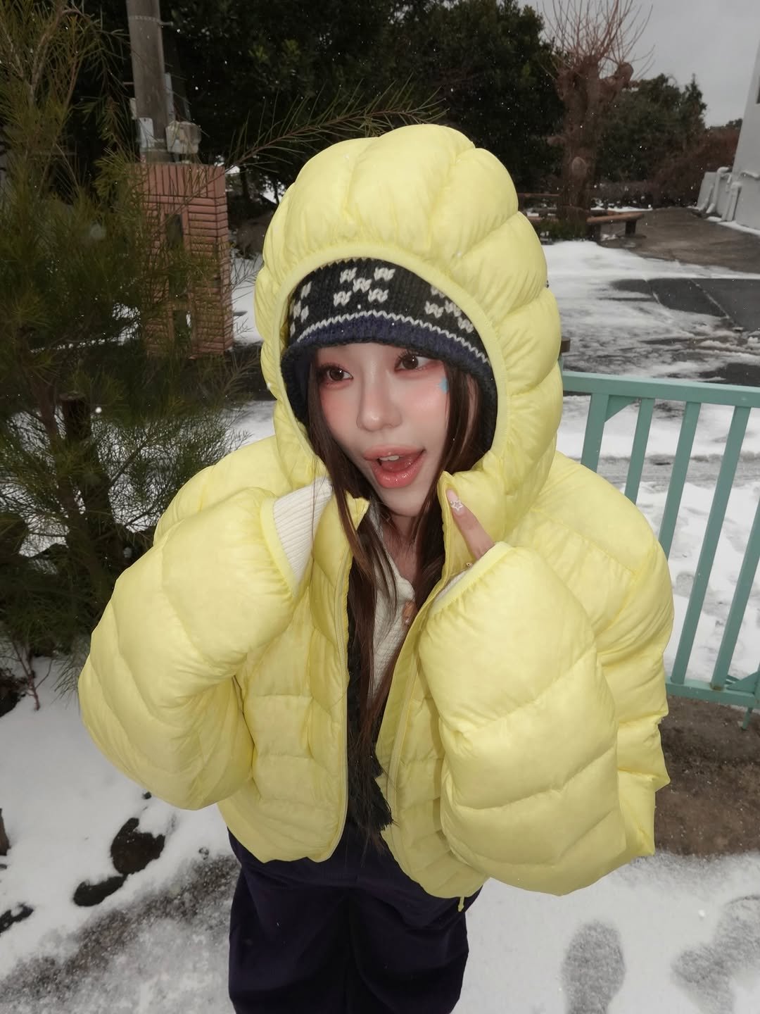Photo by 령령 𝐑𝐲𝐞𝐨𝐧𝐠𝐫𝐲𝐞𝐨𝐧𝐠 ♡⁼³₌₃ on January 19, 2026. May be an image of child, snowball, duffle coat, goosedown coat, raincoat, snowsuit, parka, fleece, snow and text.