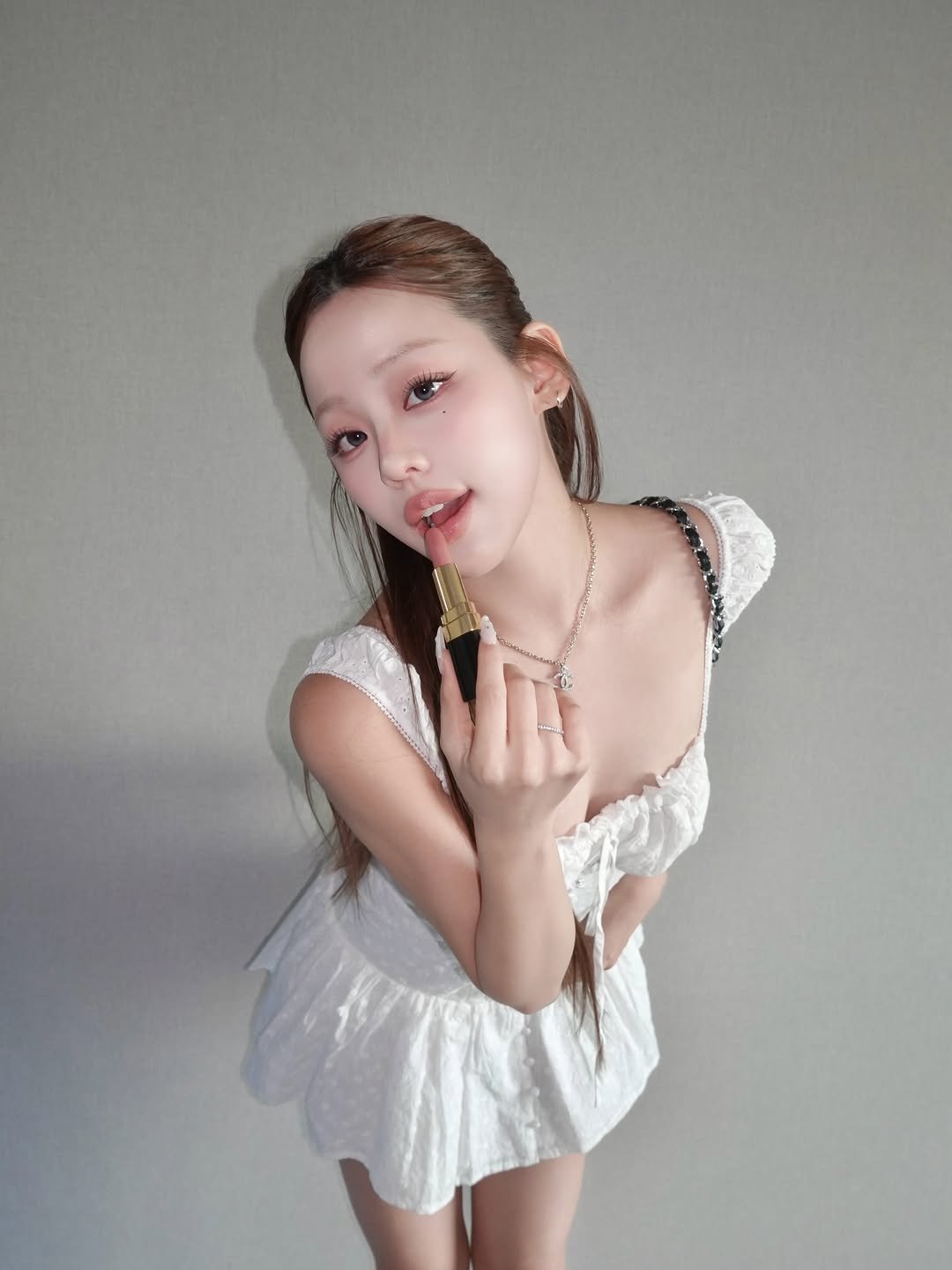 Photo shared by 령령 𝐑𝐲𝐞𝐨𝐧𝐠𝐫𝐲𝐞𝐨𝐧𝐠 ♡⁼³₌₃ on February 27, 2026 tagging @chanel.beauty.korea. May be an image of one or more people, braids, dress, top and text.