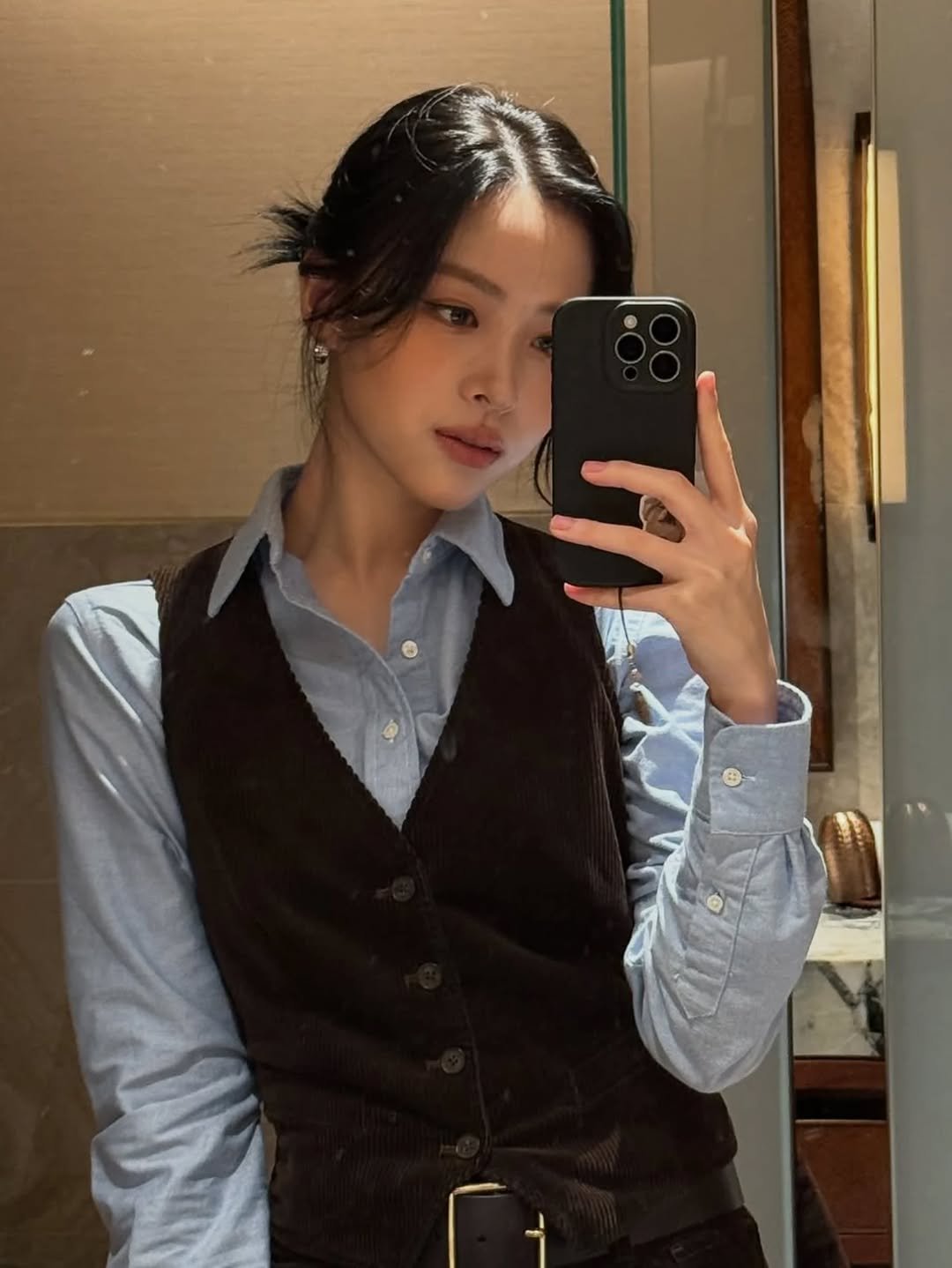 Photo by ITZY RYUJIN (신류진) on November 05, 2025. May be a selfie of one or more people, hair, suit, vest, bolo tie, mirror and text.