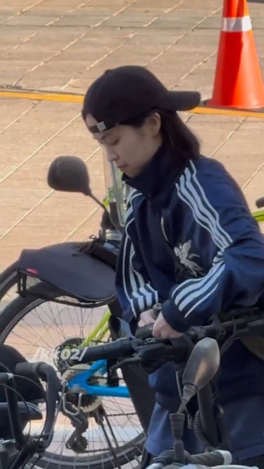 ryujin__itzy 게시물 이미지: someone saw ryujin riding a bike a few days...