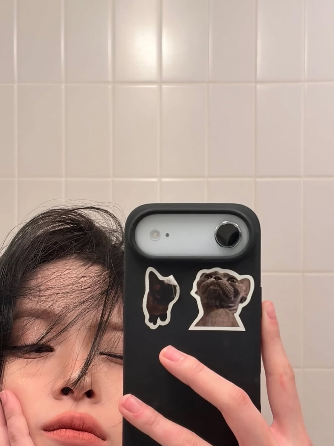 Photo by ITZY RYUJIN (신류진) on December 22, 2025. May be a selfie of phone, mirror and text.