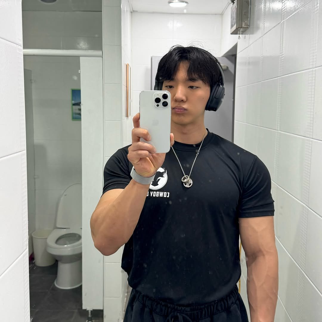 ryun_seo 게시물 이미지: 10년전 헬린이시절 고인물 아저씨가 그랬다 

“대근육 열심히하면 팔은 알아서 커져...