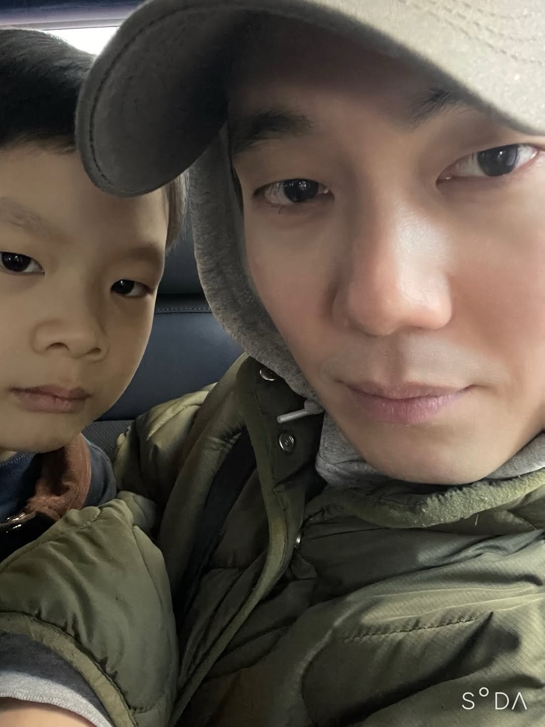 Photo by 류경수 on March 26, 2026. May be a selfie of child, duffle coat, hat, parka and text.