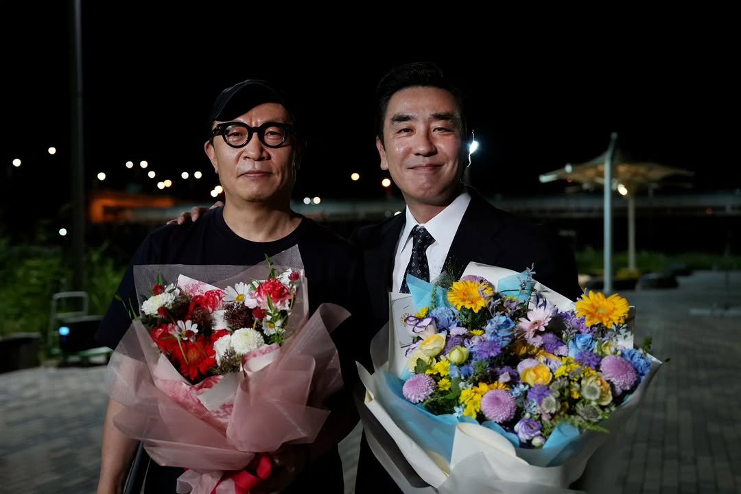 Photo by 류승룡 柳承龍 on November 30, 2025. May be an image of one or more people, prairie gentian and baby's-breath.