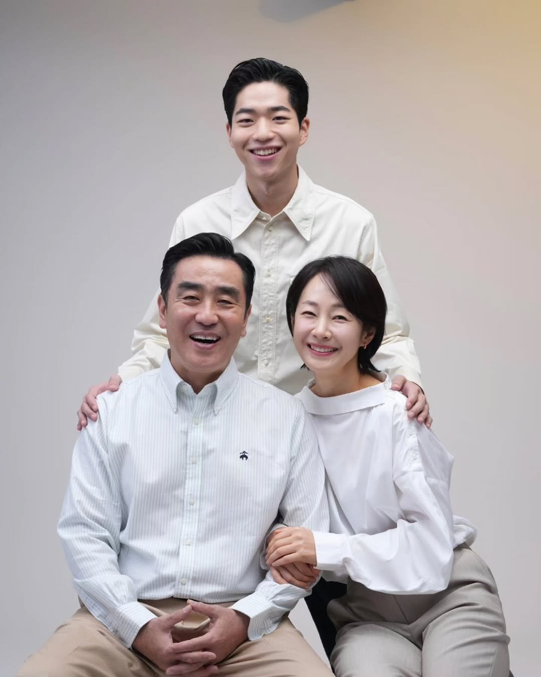 Photo shared by 류승룡 柳承龍 on November 30, 2025 tagging @sb_myung, and @chakangyoon. May be an image of one or more people and text.