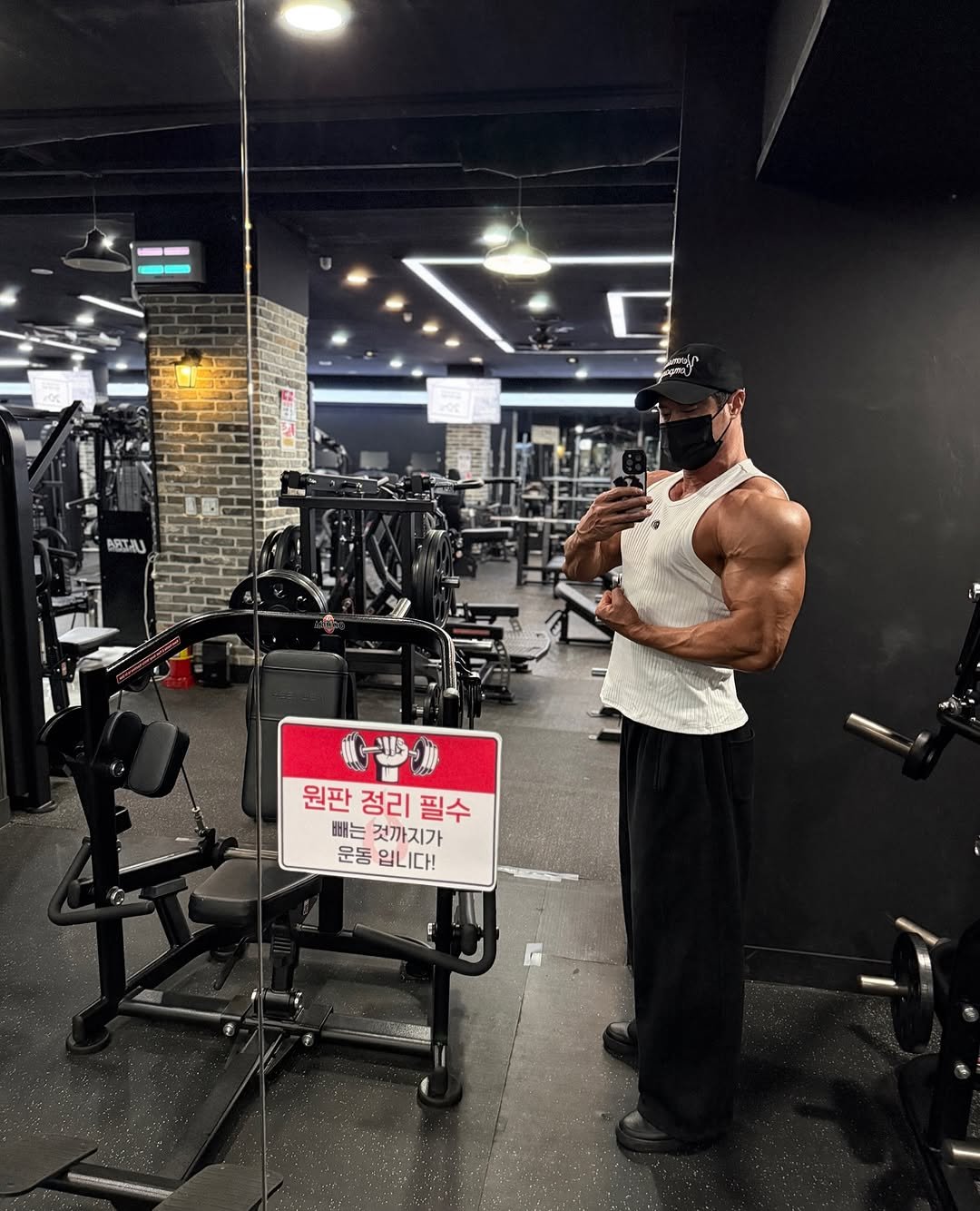 s.ho_thefit 게시물 이미지: “𝙆𝙚𝙚𝙥 𝙂𝙤𝙞𝙣𝙜“ 

태닝을하니 몸이 조금 더 좋아보임👦🏾
#여름준비 🏖️...