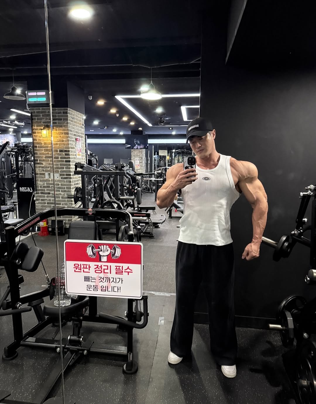 s.ho_thefit 게시물 이미지: “𝙆𝙚𝙚𝙥 𝙂𝙤𝙞𝙣𝙜“ 

어깨운동하고 힘 꽉! 주고💪🏾📸
얼굴은 못...