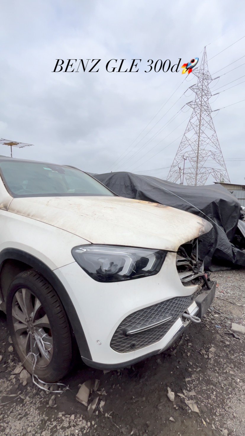 s.m_car_parts_ 게시물 이미지: 1) MERCEDES BENZ GLE300d .
 2) ONLY FOR PARTS...