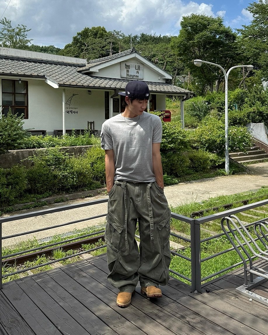 Photo by 신상준/아넌 on July 24, 2025. May be an image of 1 person, sweatpants, military uniform, outdoors and text.