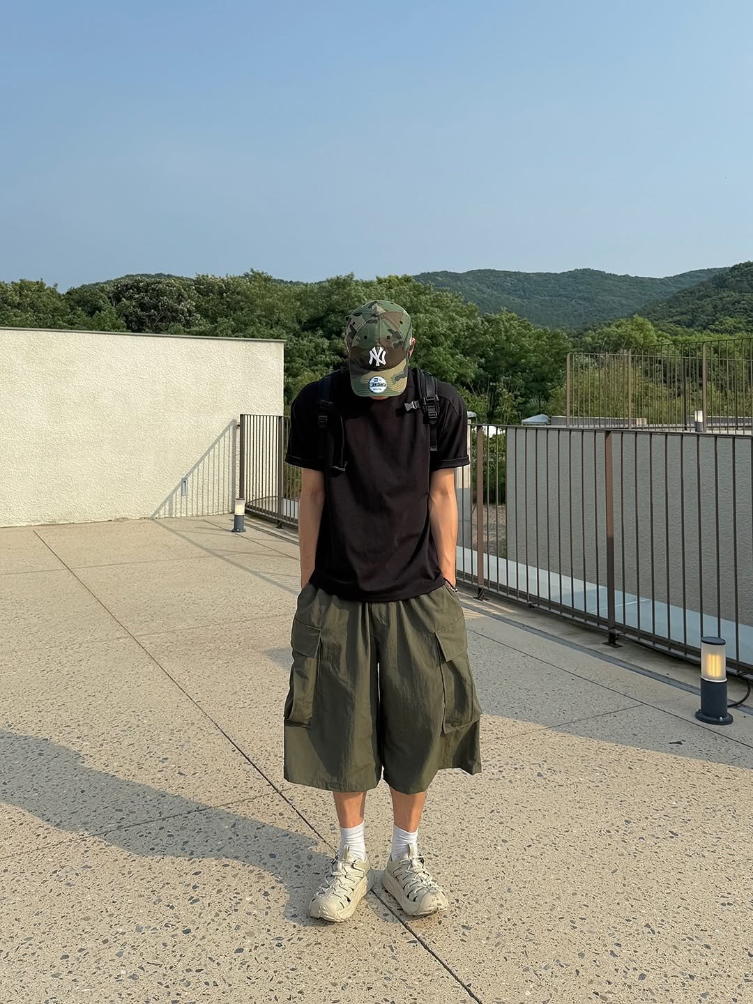 Photo by 신상준/아넌 on August 02, 2025. May be an image of 1 person, kilt, sweatpants, shorts, gas mask, face mask and text.