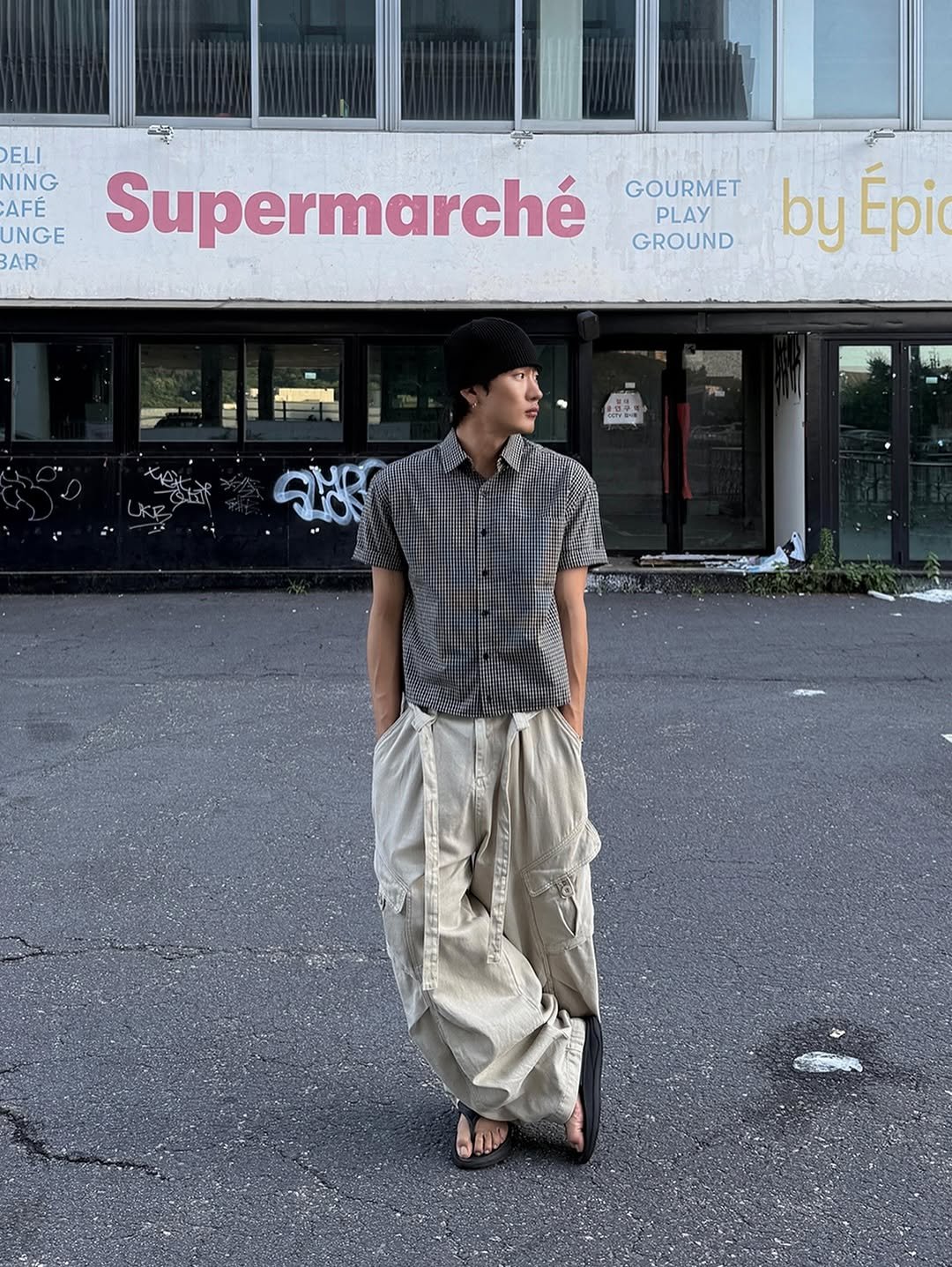 Photo by 신상준/아넌 on July 24, 2025. May be an image of 1 person, kilt, sarong, street and text that says 'ELI NING AFÉ UNGE BAR GOURMET PLAY GROUND Supermarché by Épi DETESO'.