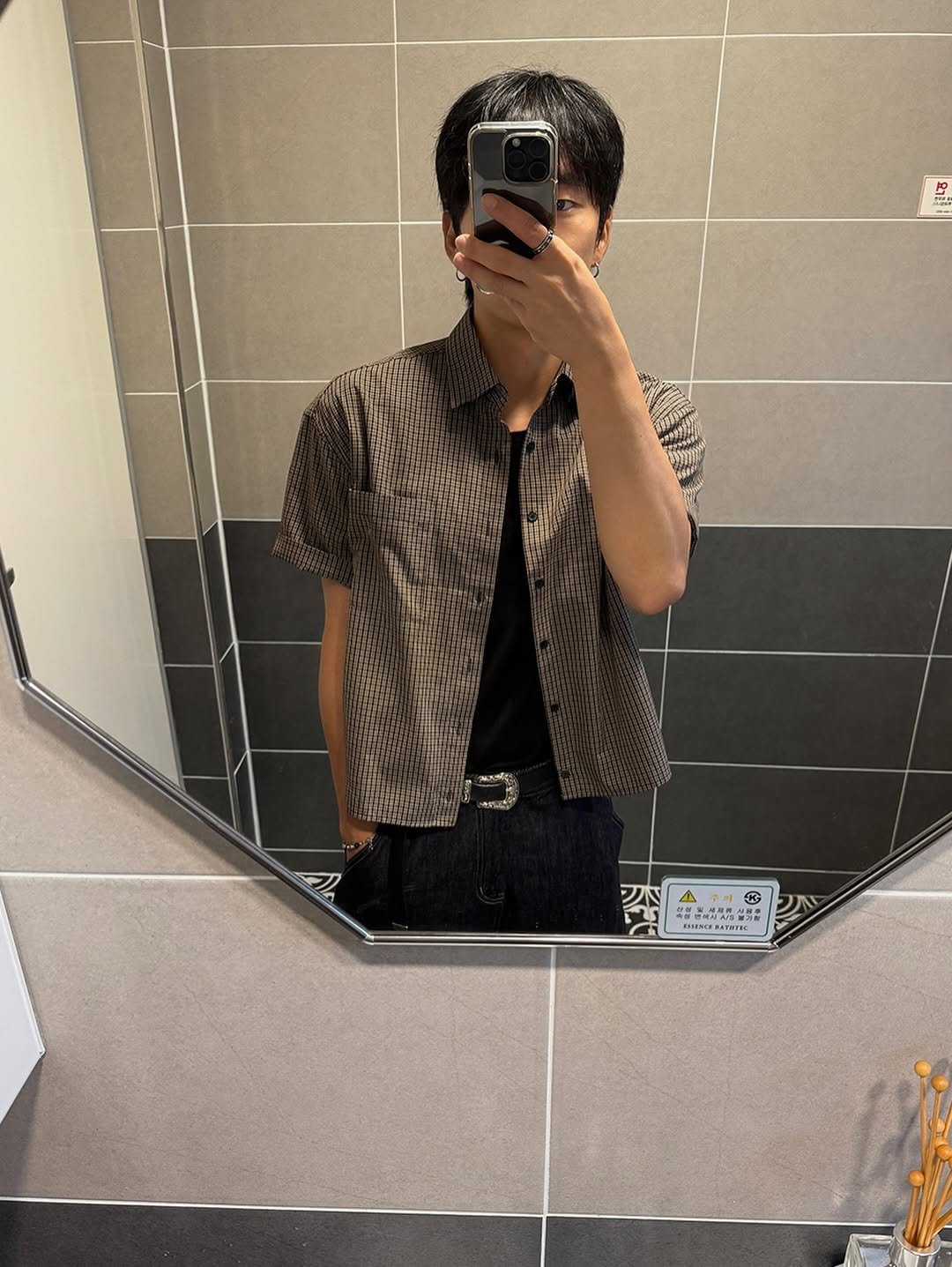 Photo by 신상준/아넌 on August 02, 2025. May be an image of 1 person, mirror, top and text.
