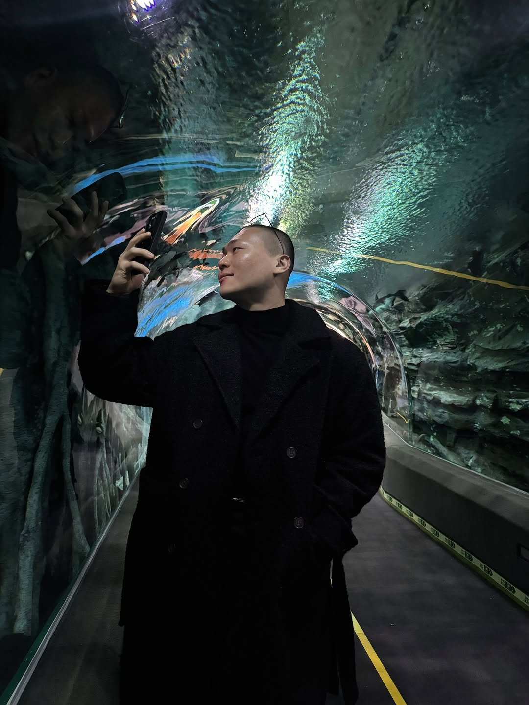 Photo by 돌쇠 on January 05, 2026. May be an image of duffle coat, overcoat, aquarium, parka and text.