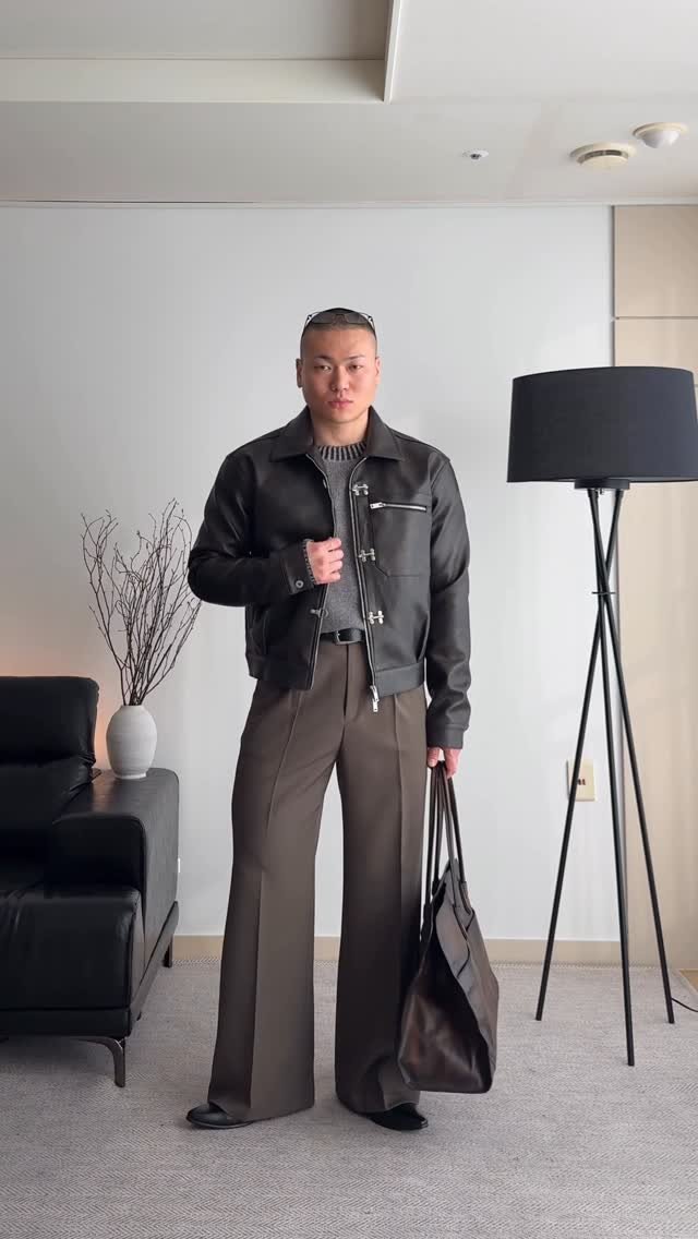 s.tone__iron 게시물 이미지: 요즘 이런 후크 자켓 많이 보이더라?

코디 정보는 댓글에 “후크” 남겨주시면 디엠 드릴게요 ~🗿