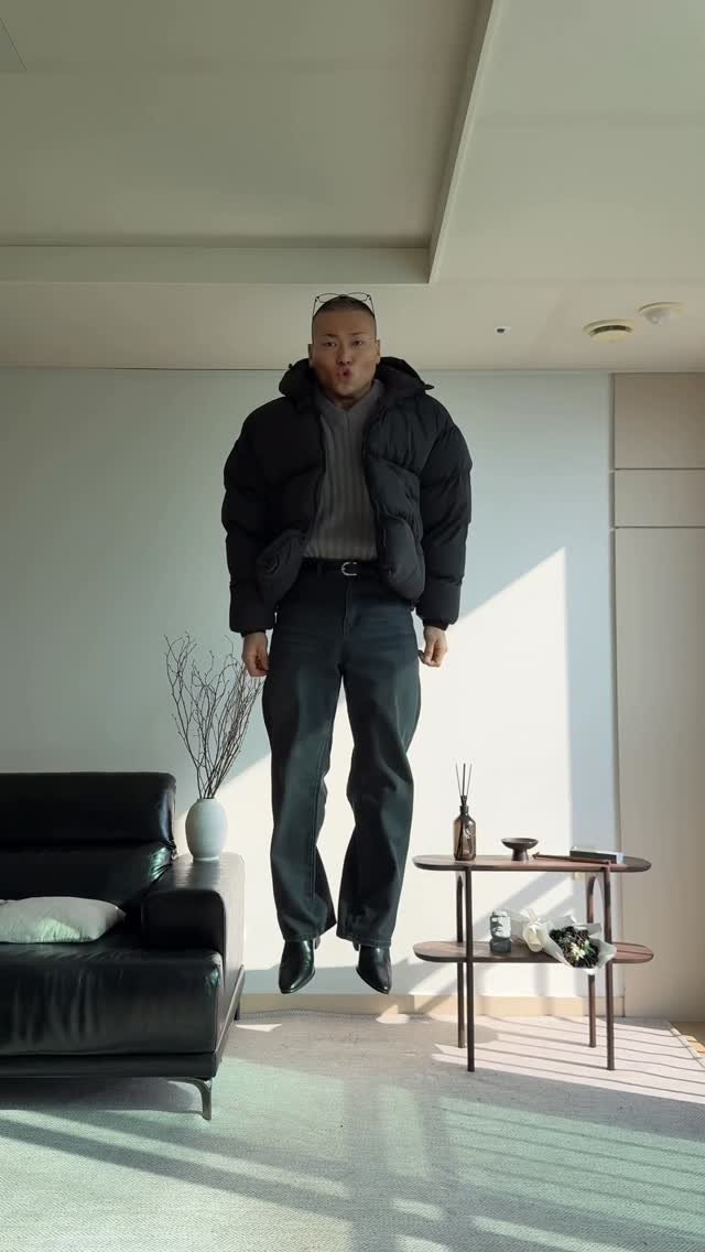 s.tone__iron 게시물 이미지: 공중에서 패딩(x2)입기 🕴️
⠀
어떤 코디가 더 맘에 드실까요? 
⠀
✅코디 정보는 댓글 ㄱㄱ