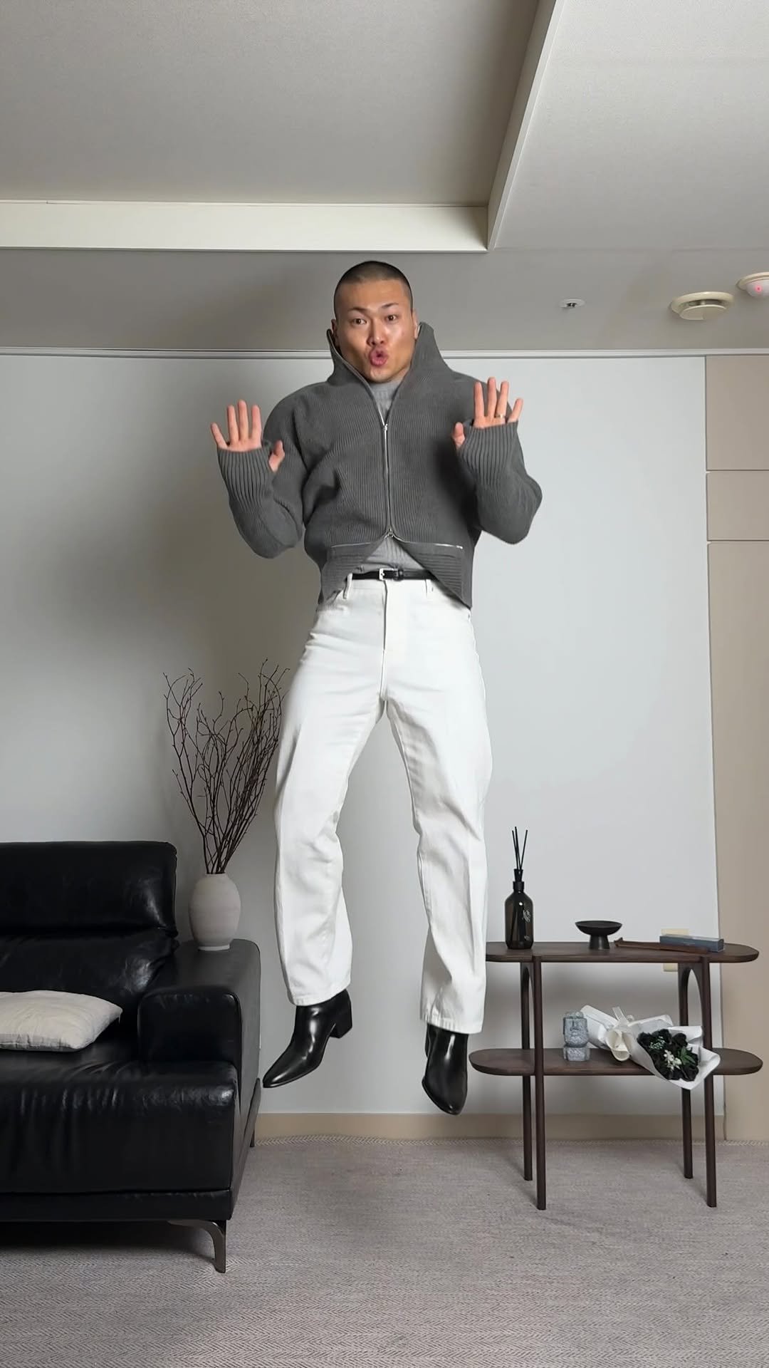 s.tone__iron 게시물 이미지: 오늘의 느낀 점 :
청바지는 뛰기가 어렵다 (매우)

✅코디 정보는 댓글에 남겨놓을게요 🗿