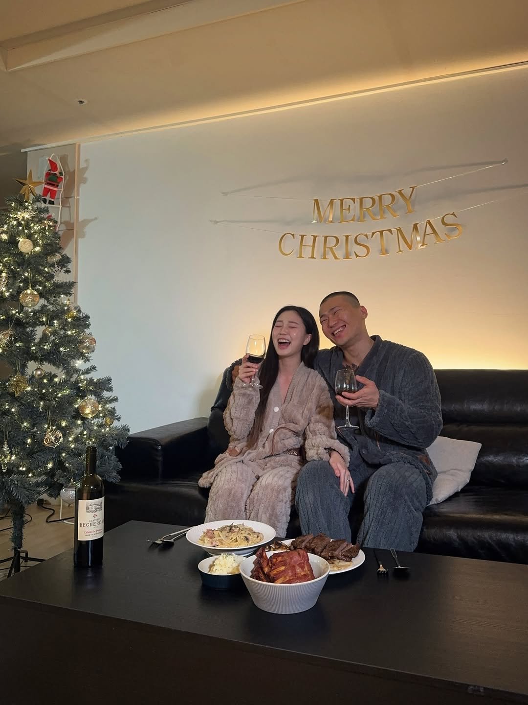 Photo shared by 돌쇠 on December 26, 2025 tagging @a_rim_z. May be an image of christmas tree, robe, bath robe, tinsel, wine glass, silver oak tree and text.