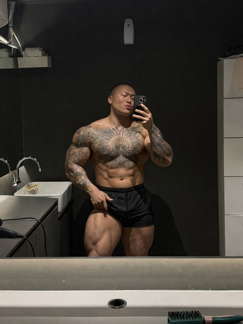 Photo by 돌쇠 on December 24, 2025. May be an image of one or more people, biceps, people bodybuilding and text.