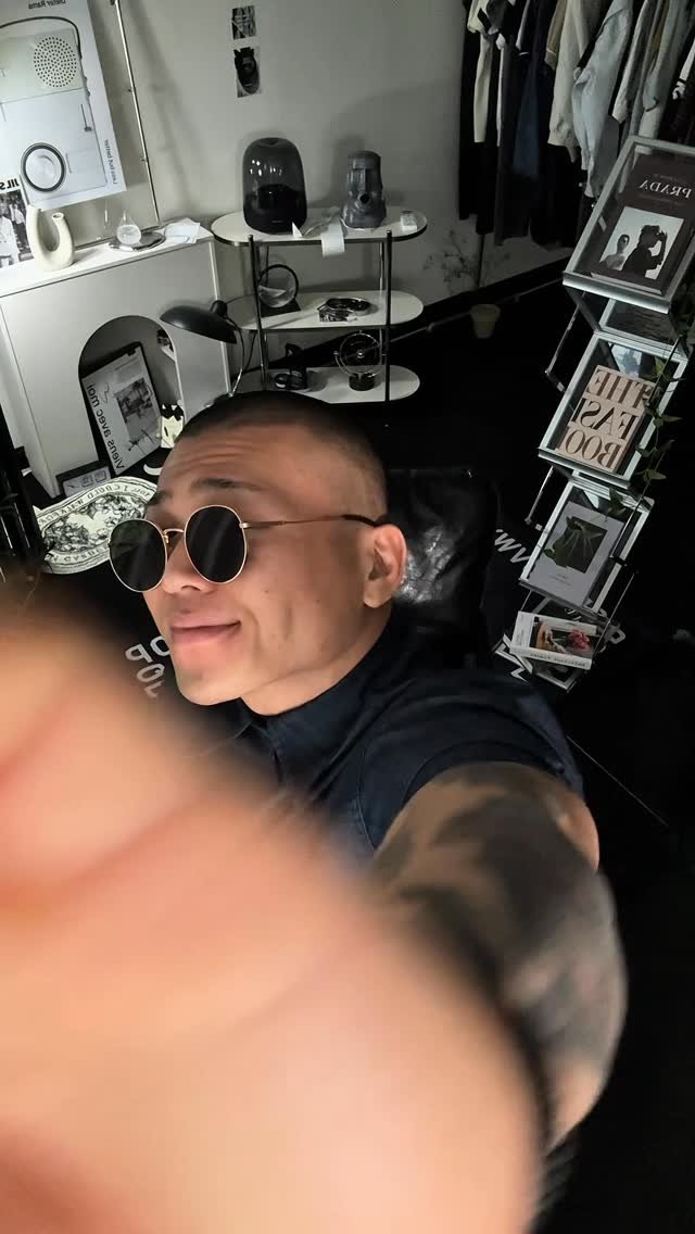 s.tone__iron 게시물 이미지: 오늘의 개 꿀 템 ✔️
딱 지금부터 깔롱지기좋은 데님 셋업 함 보여드릴게요 !