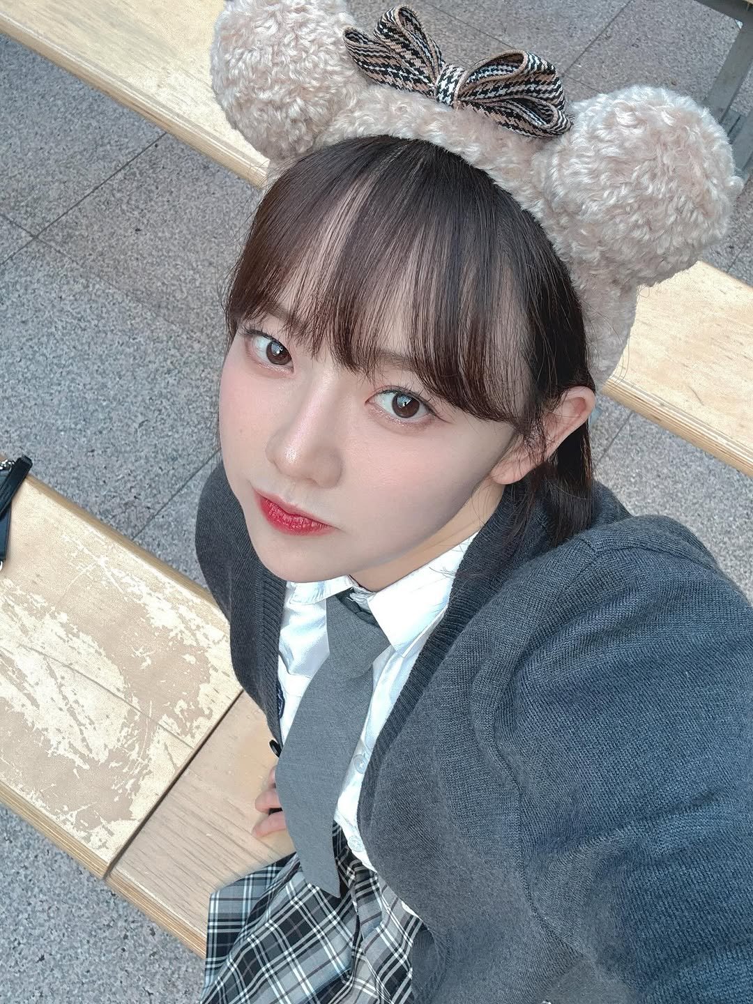Photo by 임선비 ఇ on June 17, 2025. May be an image of 1 person, hair, duffle coat and text.