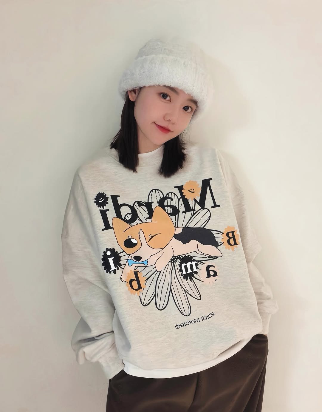 Photo shared by 임선비 on November 30, 2025 tagging @mardi_mercredi_official. May be an image of top, sweatshirt, parka and sweater.