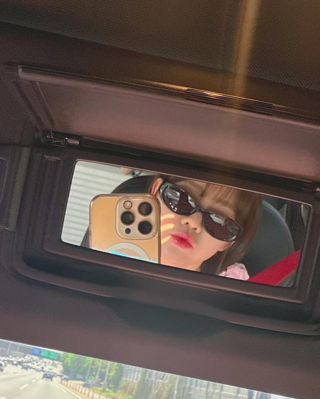 Photo by 임선비 ఇ on May 25, 2025. May be a selfie of mirror and sunglasses.