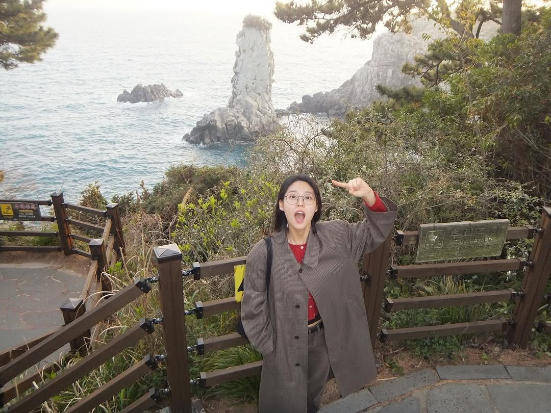Photo by 김설현 on July 26, 2025. May be an image of 1 person, duffle coat, parka, coast and text.