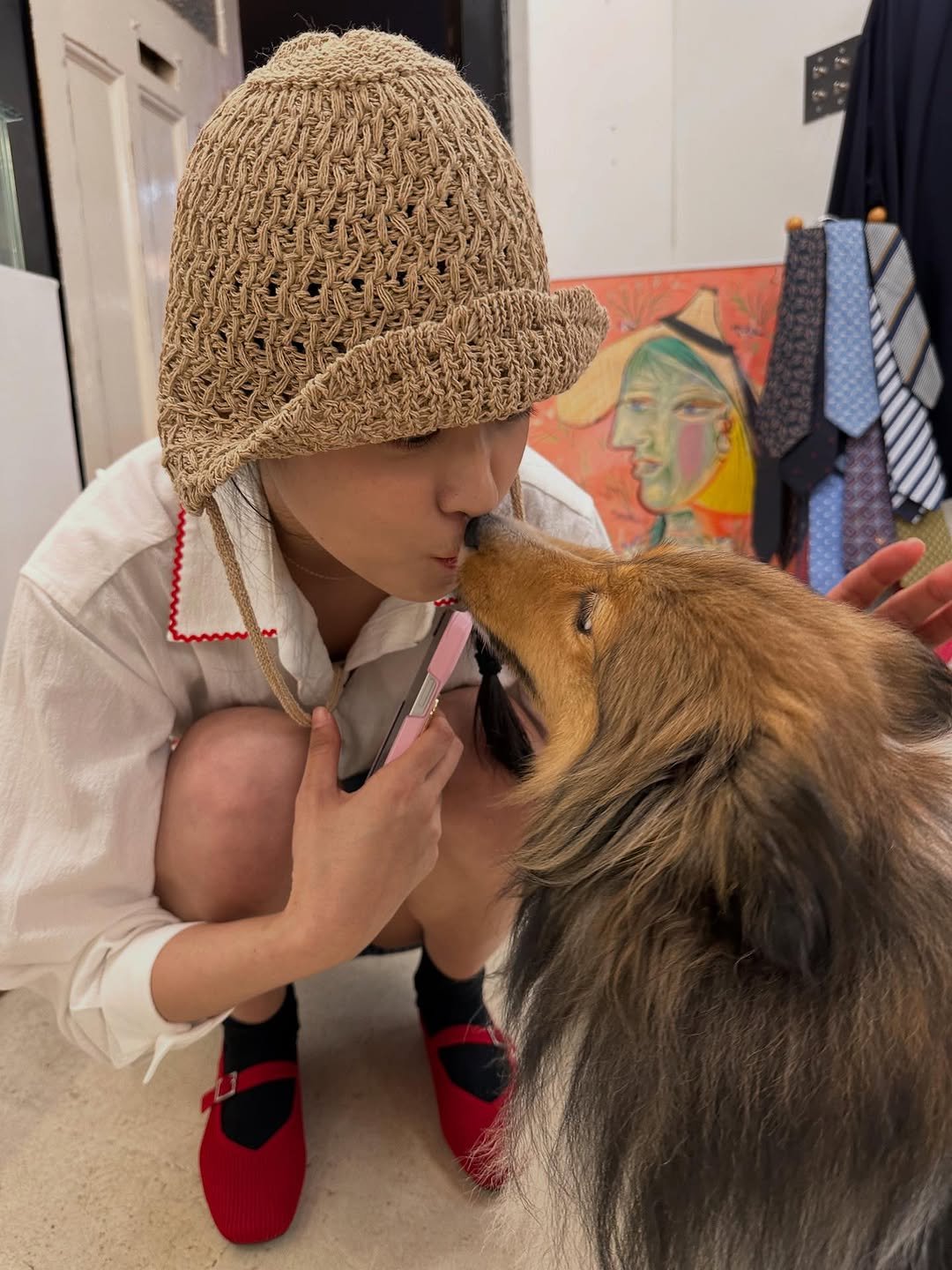 Photo by 김설현 on July 23, 2025. May be an image of 1 person, people kissing, Pekinese, Norwich terrier, Afghan hound, beret and text.