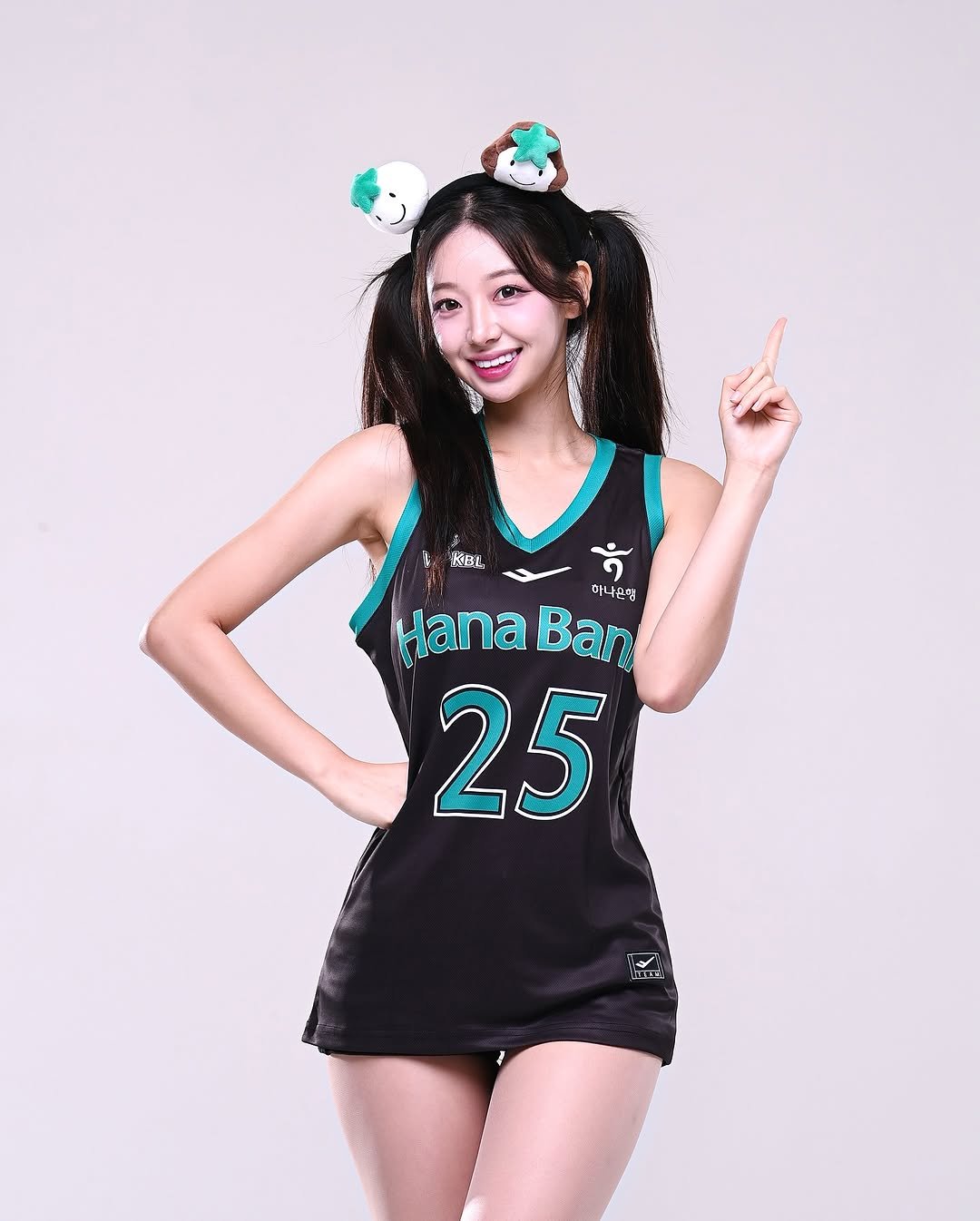 Photo by 우수한 禹洙漢🎀 on November 16, 2025. May be an image of ‎basketball jersey, sleepwear, sportswear, costume and ‎text that says '‎3 KEL HanaBan Ban 하나 은행 Hana B 25 ععندا‎'‎‎.