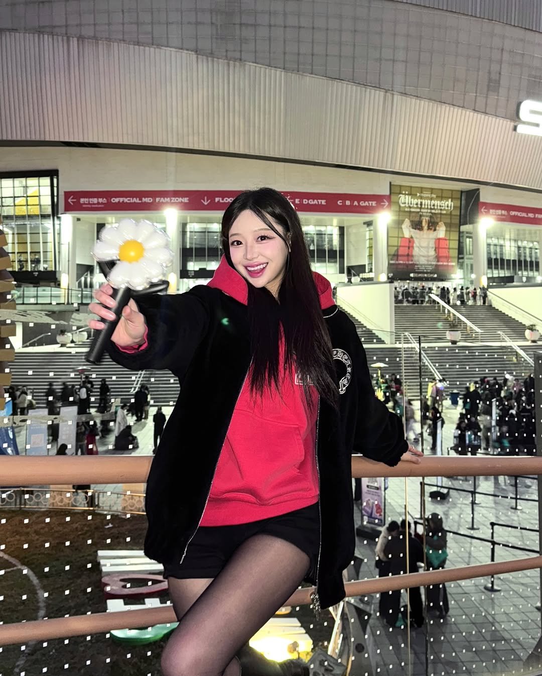 Photo by 우수한 禹洙漢🎀 on December 13, 2025. May be an image of ‎duffle coat, parka, Tokyo Tower, terminal and ‎text that says '‎편전전증부스 OFFICIAL MC FAMZONE FLOC د- DGATE cB GATE Clbermensch mensch 前聞に‎'‎‎.