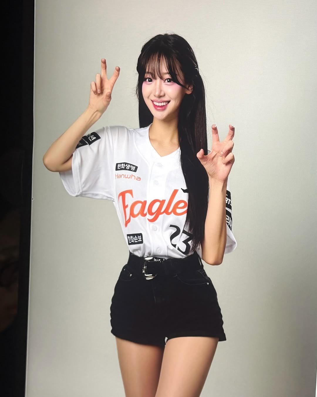 Photo by 우수한 禹洙漢🎀 on March 27, 2026. May be an image of top and text that says '한화생명 흰화생명 Hanwha Fagle 원하소ㅂ たた 23'.