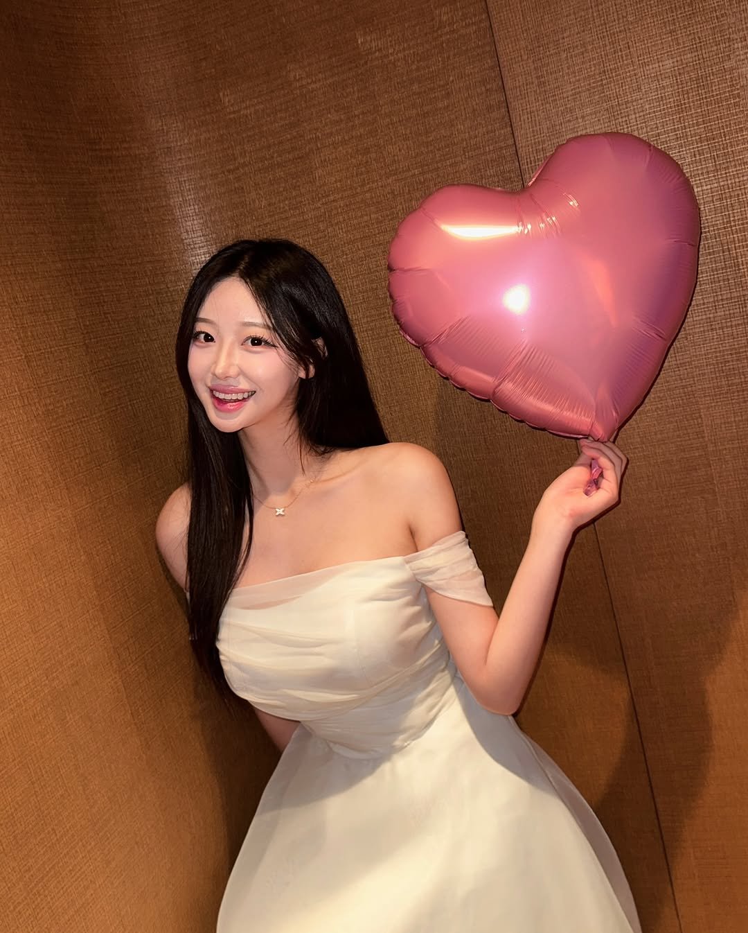 Photo by 우수한 禹洙漢🎀 on December 04, 2025. May be an image of heart, balloon, dress and text.