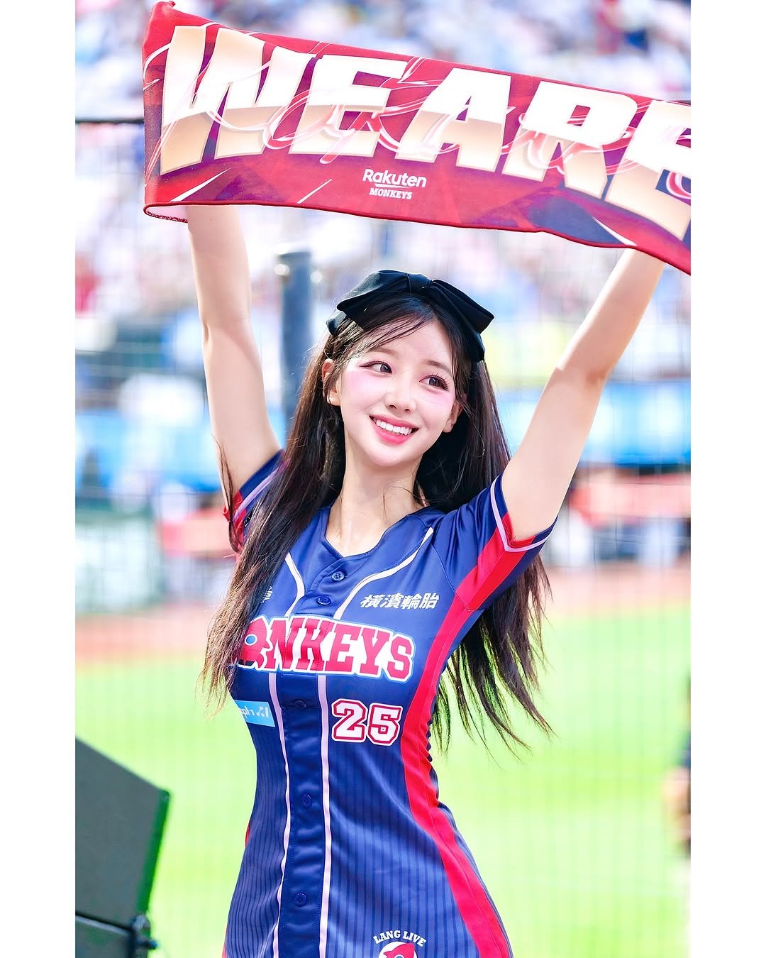 Photo shared by 우수한 禹洙漢🎀 on October 27, 2025 tagging @rakuten_monkeys, and @rakutengirls. May be an image of baseball, stadium and text that says 'WEAR Rakuten MONKETS Rakuten 機演輪胎 ANKEYS き心 25 LANG WνΣ'.
