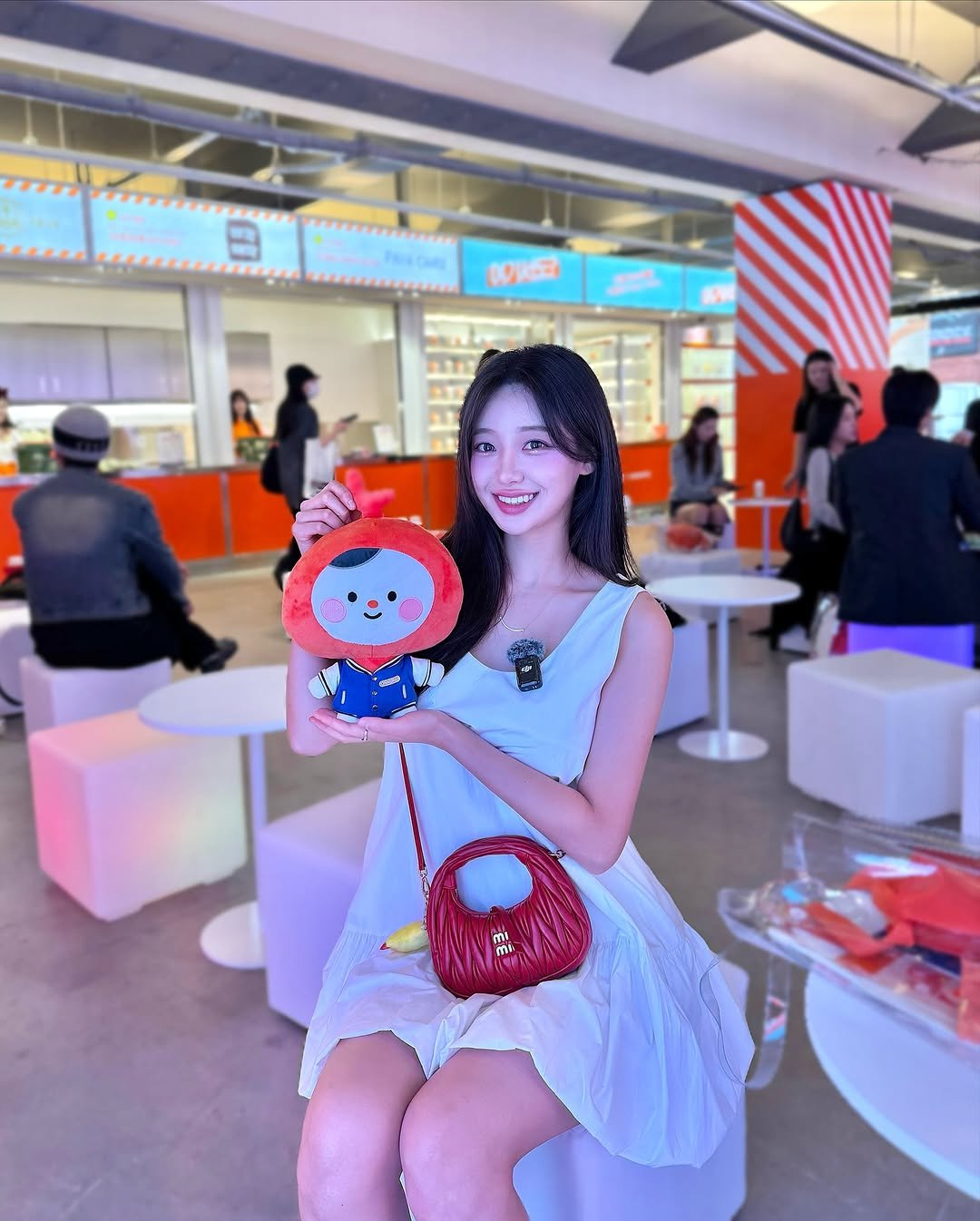 Photo shared by 우수한 禹洙漢🎀 on September 19, 2025 tagging @semas_2014. May be an image of 6 people, purse and text.