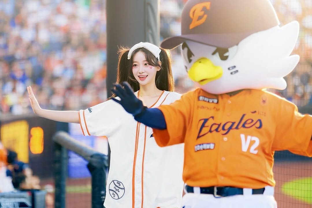 Photo by 우수한 禹洙漢🎀 on October 25, 2025. May be an image of baseball, stadium and text.