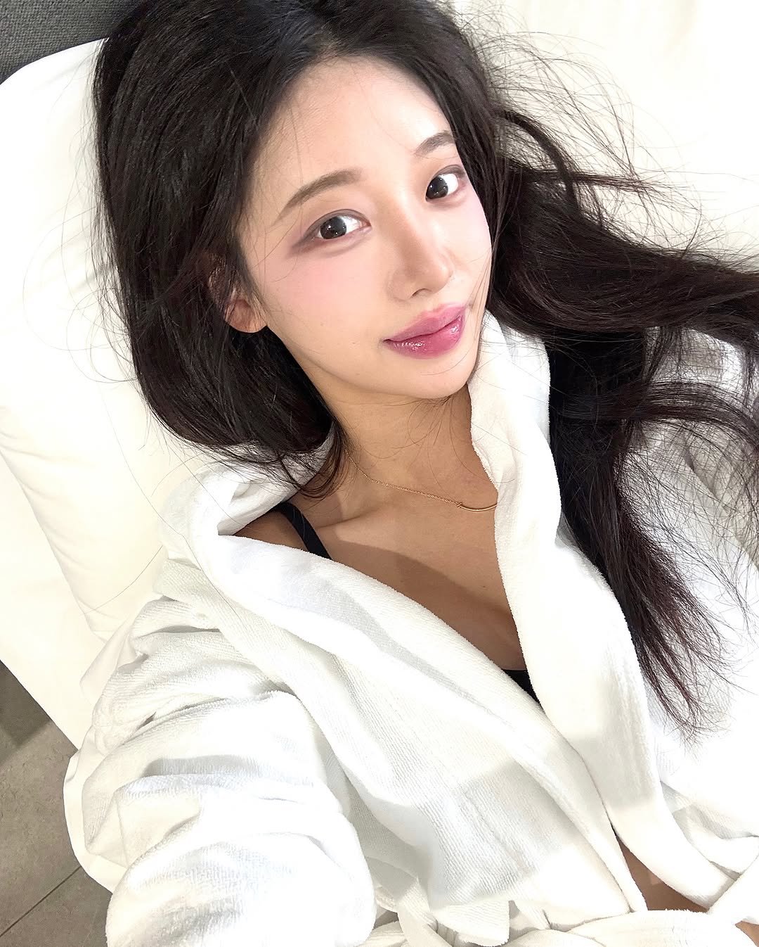 Photo shared by 우수한 禹洙漢🎀 on November 04, 2025 tagging @thearcohotel. May be a selfie of one or more people, hair, sleepwear, robe, bath robe and text.