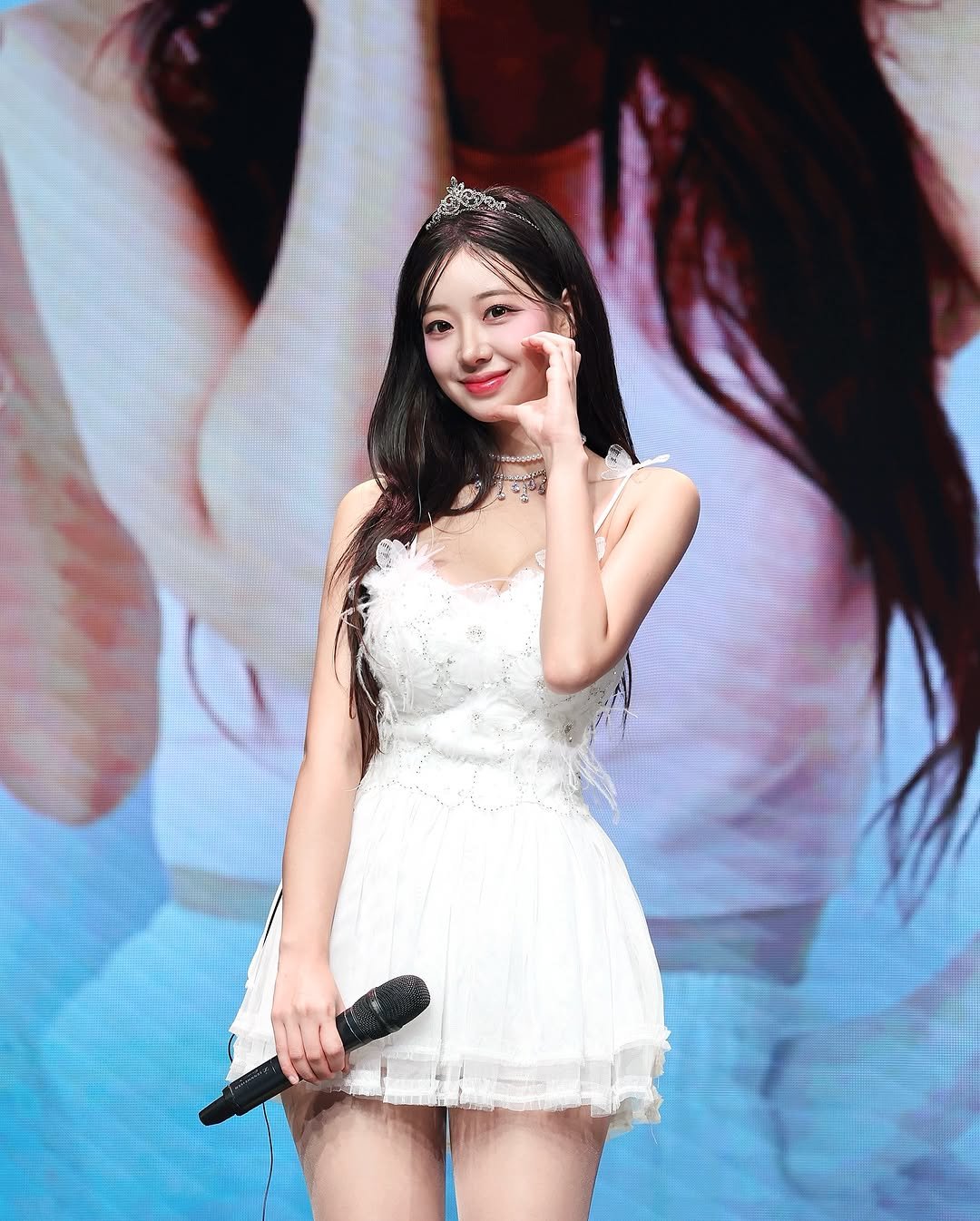 Photo by 우수한 禹洙漢🎀 on September 08, 2025. May be an image of 2 people and text.