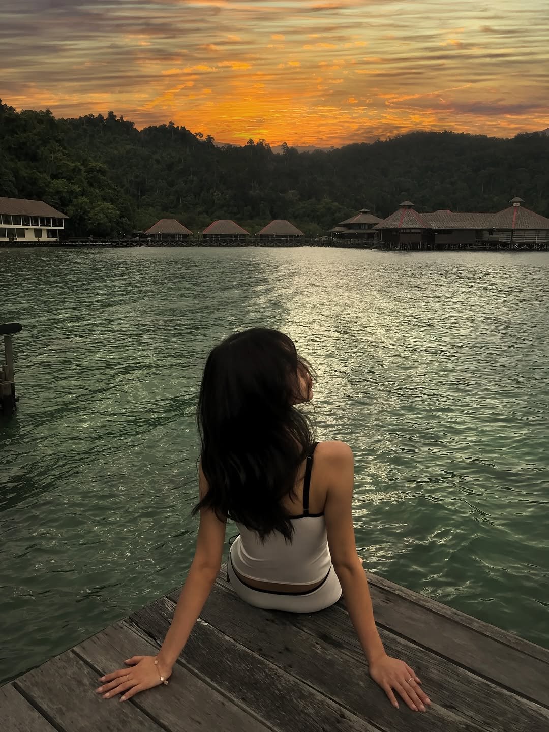 Photo by 단미 on December 27, 2025. May be an image of twilight, horizon, lake and text.