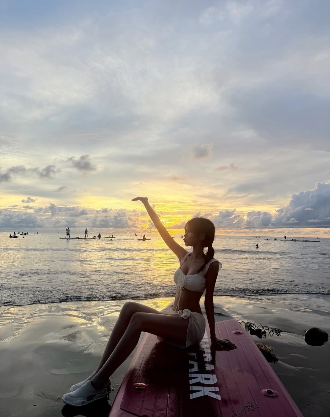 Photo by 단미 on January 02, 2026. May be an image of surfboard, skateboard, ocean, water, beach and text.