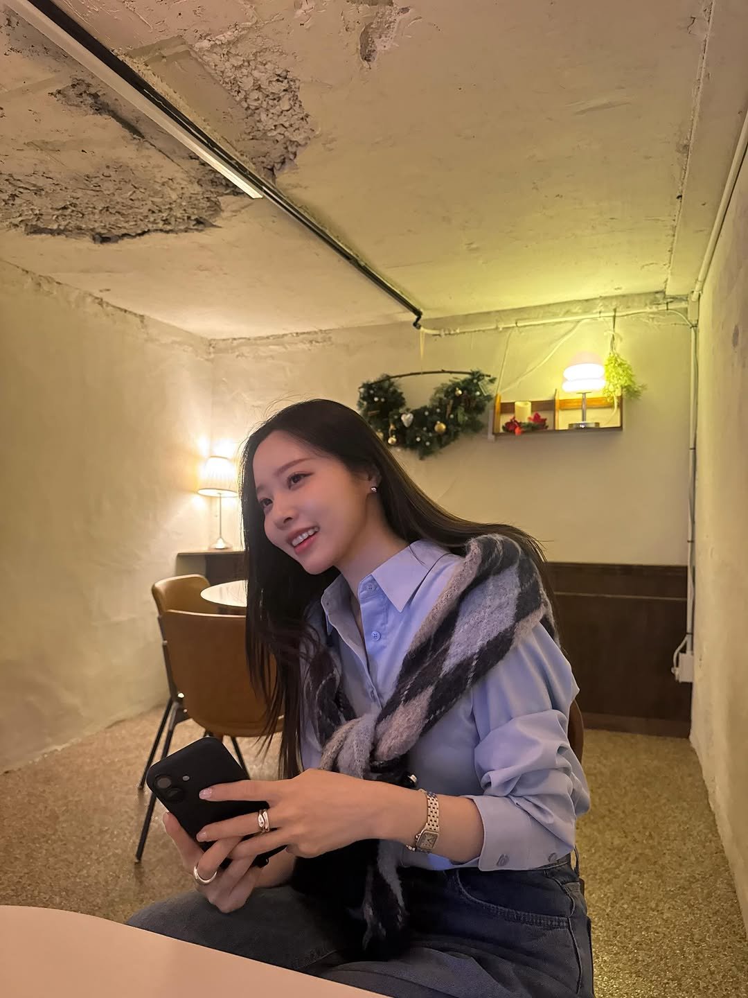 Photo by 이솔이 ✨ on April 25, 2026. May be an image of scarf, turtleneck, cornflower and text.