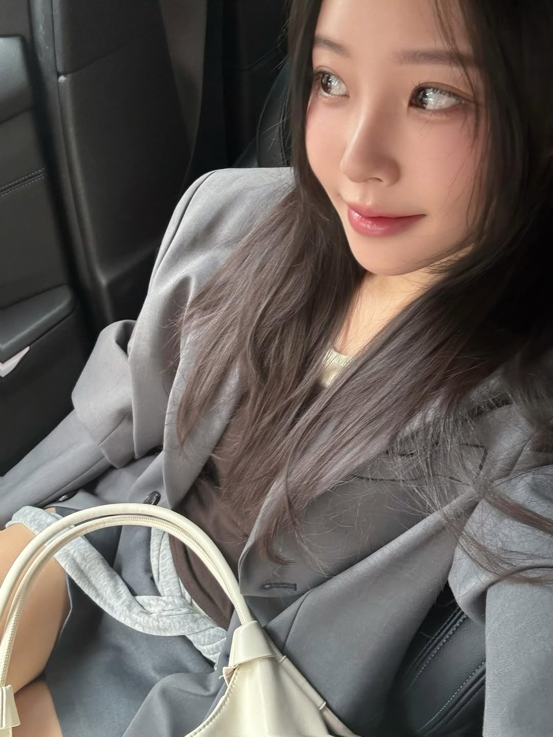 Photo by 이솔이 ✨ on April 26, 2026. May be an image of one or more people, hair, purse, blazer and text.