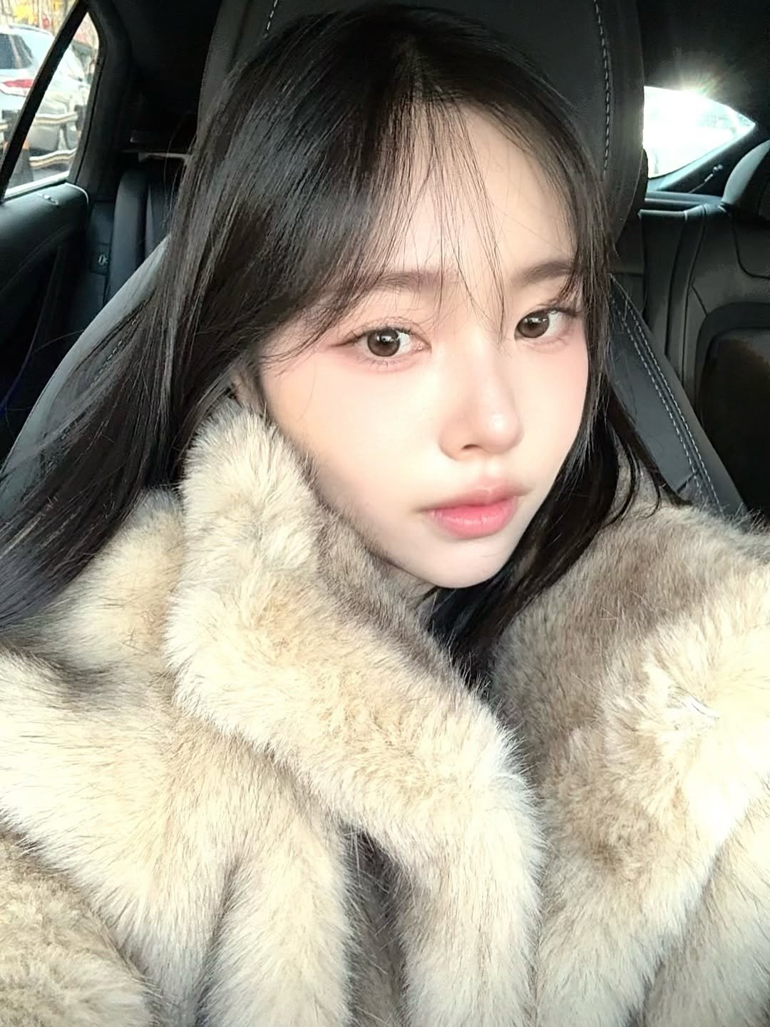 Photo by 이솔이 ✨ on November 27, 2025. May be an image of one or more people, hair, goosedown coat, parka and text.