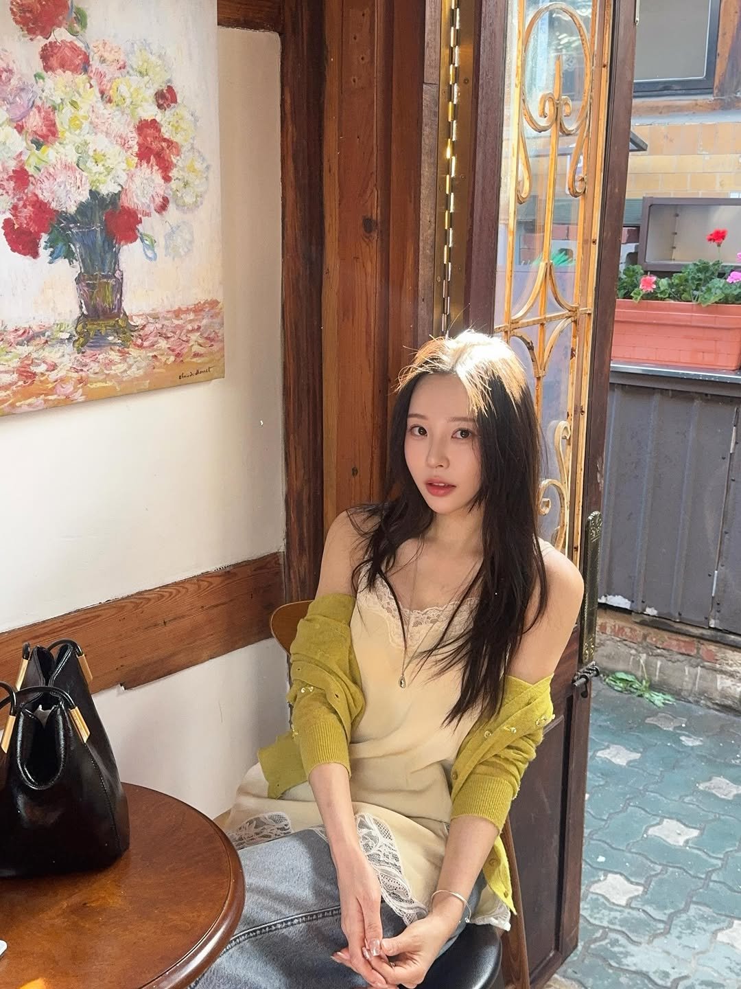 Photo by 이솔이 ✨ on April 24, 2026. May be an image of one or more people, hair and text.