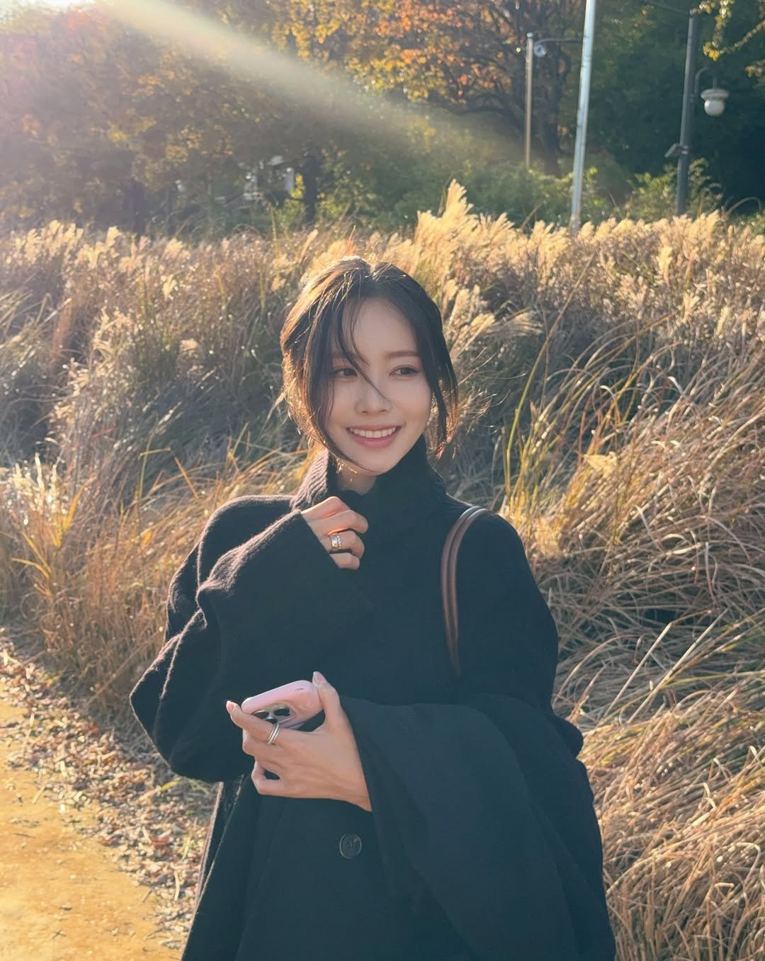 Photo by 이솔이 ✨ on November 30, 2025. May be an image of duffle coat, turtleneck, parka, grass, park and text.