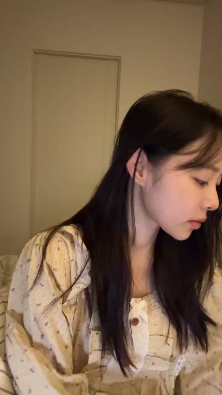 s5llala 게시물 이미지: 감기로 인해 자다일어난 생얼로....
2시간동안 수다수다🥲❤️

그래도 너무...