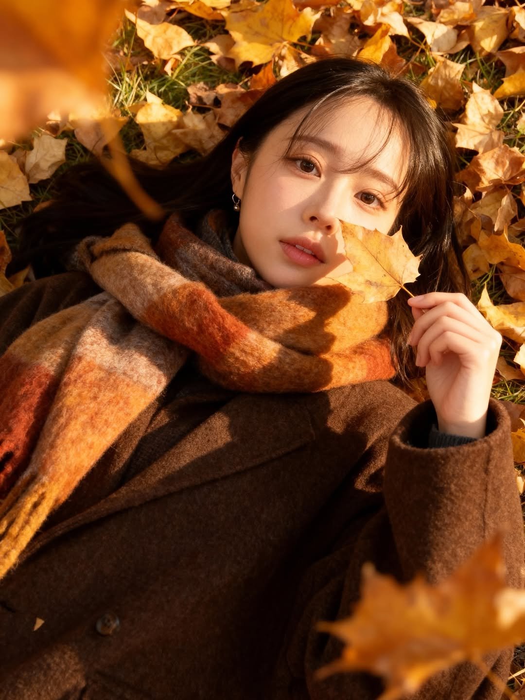 Photo by 이솔이 ✨ on November 24, 2025. May be an image of duffle coat, scarf, turtleneck, outdoors and text.