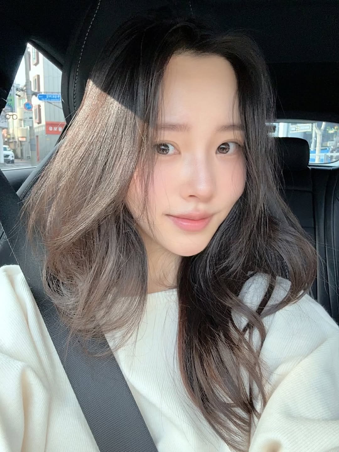 Photo by 이솔이 ✨ on January 10, 2026. May be a selfie of one or more people, hair, turtleneck, top and text.