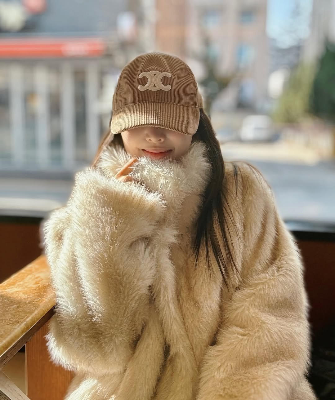 Photo by 이솔이 ✨ on January 07, 2026. May be an image of child, hat, sable coat, duffle coat, goosedown coat, beret, parka and text.